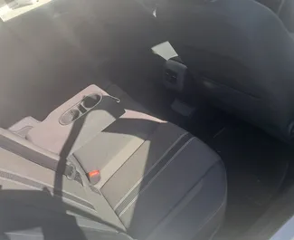 Innenraum von Volkswagen T-Roc zur Miete auf Zypern. Ein großartiges 5-Sitzer Fahrzeug mit Automatisch Getriebe.