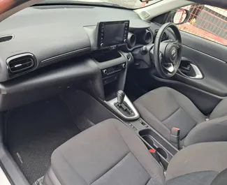 Benzin 1,6L Motor von Toyota Yaris Cross 2023 zur Miete in Limassol.