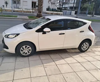 Frontansicht eines Mietwagens Toyota Aqua in Limassol, Zypern ✓ Auto Nr.16351. ✓ Automatisch TM ✓ 0 Bewertungen.