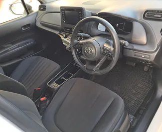 Innenraum von Toyota Aqua zur Miete auf Zypern. Ein großartiges 5-Sitzer Fahrzeug mit Automatisch Getriebe.