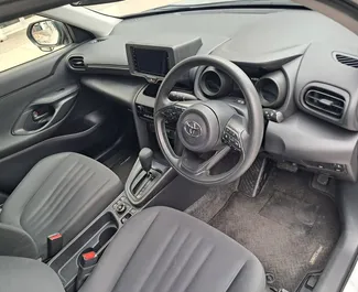Innenraum von Toyota Yaris Cross zur Miete auf Zypern. Ein großartiges 5-Sitzer Fahrzeug mit Automatisch Getriebe.