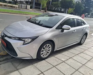 Mietwagen Toyota Corolla Sedan 2024 auf Zypern, mit Hybride-Kraftstoff und 140 PS ➤ Ab 30 EUR pro Tag.