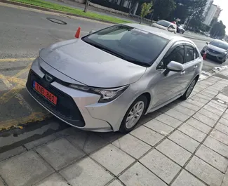 Hybride 1,8L Motor von Toyota Corolla Sedan 2024 zur Miete in Limassol.