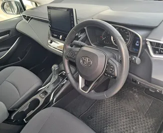 Innenraum von Toyota Corolla Sedan zur Miete auf Zypern. Ein großartiges 5-Sitzer Fahrzeug mit Automatisch Getriebe.