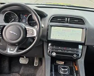 Innenraum von Jaguar F-PACE zur Miete in Montenegro. Ein großartiges 5-Sitzer Fahrzeug mit Automatisch Getriebe.
