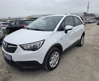 Frontansicht eines Mietwagens Opel Crossland am Flughafen von Tirana, Albanien ✓ Auto Nr.16275. ✓ Automatisch TM ✓ 0 Bewertungen.
