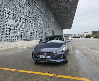 Frontansicht eines Mietwagens Hyundai i30 am Flughafen von Tirana, Albanien ✓ Auto Nr.16279. ✓ Automatisch TM ✓ 0 Bewertungen.
