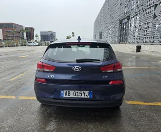 Benzin 1,4L Motor von Hyundai i30 2019 zur Miete am Flughafen von Tirana.