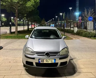 Frontansicht eines Mietwagens Volkswagen Golf 5 in Tirana, Albanien ✓ Auto Nr.16442. ✓ Schaltgetriebe TM ✓ 0 Bewertungen.