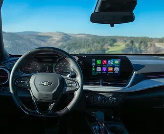Vermietung Chevrolet Trax. Wirtschaft, Crossover Fahrzeug zur Miete in Georgien ✓ Kaution Einzahlung von 270 GEL ✓ Versicherungsoptionen KFZ-HV, TKV, VKV Plus, VKV Komplett, Insassen, Diebstahlschutz.