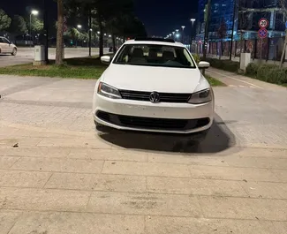 Frontansicht eines Mietwagens Volkswagen Jetta in Tirana, Albanien ✓ Auto Nr.16441. ✓ Automatisch TM ✓ 0 Bewertungen.