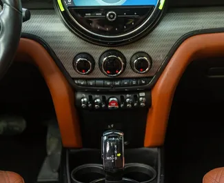 Innenraum von Mini Countryman Cooper S zur Miete in Georgien. Ein großartiges 5-Sitzer Fahrzeug mit Automatisch Getriebe.
