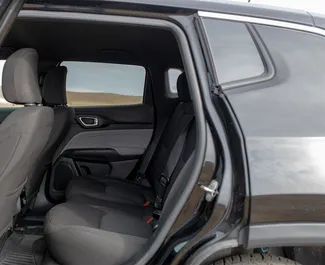 Vermietung Jeep Compass. Komfort, Crossover Fahrzeug zur Miete in Georgien ✓ Kaution Einzahlung von 560 GEL ✓ Versicherungsoptionen KFZ-HV, TKV, VKV Plus, VKV Komplett, Insassen, Diebstahlschutz.