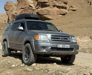 Frontansicht eines Mietwagens Toyota Sequoia I in Bischkek, Kirgisistan ✓ Auto Nr.16337. ✓ Automatisch TM ✓ 0 Bewertungen.