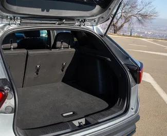 Innenraum von Chevrolet Trax zur Miete in Georgien. Ein großartiges 5-Sitzer Fahrzeug mit Automatisch Getriebe.