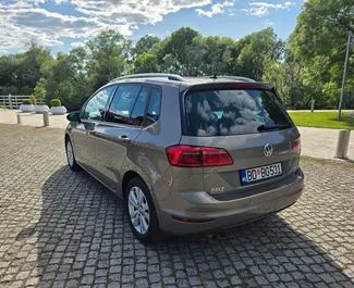 Innenraum von Volkswagen Golf Sportsvan zur Miete in Montenegro. Ein großartiges 5-Sitzer Fahrzeug mit Automatisch Getriebe.
