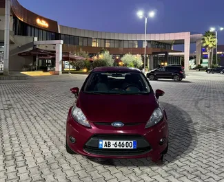 Frontansicht eines Mietwagens Ford Fiesta in Tirana, Albanien ✓ Auto Nr.16445. ✓ Schaltgetriebe TM ✓ 0 Bewertungen.