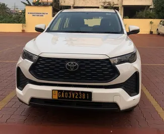 Frontansicht eines Mietwagens Toyota Innova Hycross am Flughafen Goa, Goa ✓ Auto Nr.16164. ✓ Automatisch TM ✓ 0 Bewertungen.