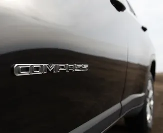 Benzin 2,0L Motor von Jeep Compass 2024 zur Miete in Tiflis.