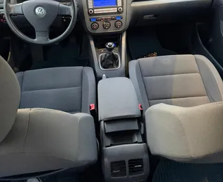 Benzin 1,6L Motor von Volkswagen Golf 5 2008 zur Miete in Tirana.