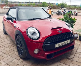 Frontansicht eines Mietwagens Mini Cooper am Flughafen Goa, Goa ✓ Auto Nr.16177. ✓ Automatisch TM ✓ 0 Bewertungen.