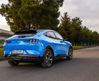 Innenraum von Ford Mustang Mach E zur Miete in Georgien. Ein großartiges 5-Sitzer Fahrzeug mit Automatisch Getriebe.
