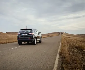 Innenraum von Jeep Compass zur Miete in Georgien. Ein großartiges 5-Sitzer Fahrzeug mit Automatisch Getriebe.