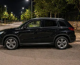 Frontansicht eines Mietwagens Suzuki Vitara am Flughafen von Tirana, Albanien ✓ Auto Nr.16308. ✓ Schaltgetriebe TM ✓ 0 Bewertungen.