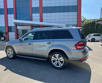 Frontansicht eines Mietwagens Mercedes-Benz GL-Class in Tirana, Albanien ✓ Auto Nr.16439. ✓ Automatisch TM ✓ 0 Bewertungen.