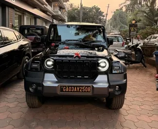 Frontansicht eines Mietwagens Mahindra Thar Roxx am Flughafen Goa, Goa ✓ Auto Nr.16166. ✓ Automatisch TM ✓ 0 Bewertungen.