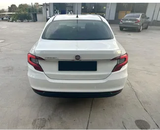 Frontansicht eines Mietwagens Fiat Egea am Flughafen Antalya, Türkei ✓ Auto Nr.16250. ✓ Schaltgetriebe TM ✓ 0 Bewertungen.