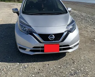Innenraum von Nissan Note zur Miete auf Zypern. Ein großartiges 5-Sitzer Fahrzeug mit Automatisch Getriebe.