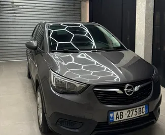 Innenraum von Opel Crossland zur Miete in Albanien. Ein großartiges 5-Sitzer Fahrzeug mit Automatisch Getriebe.
