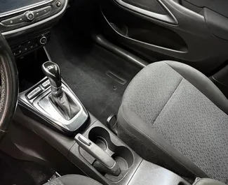 Diesel 1,5L Motor von Opel Crossland 2021 zur Miete am Flughafen von Tirana.