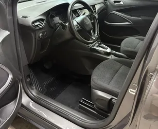 Opel Crossland 2021 zur Miete verfügbar am Flughafen von Tirana, mit Kilometerbegrenzung unbegrenzte.