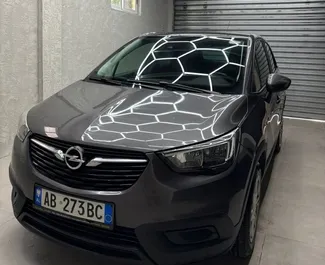 Frontansicht eines Mietwagens Opel Crossland am Flughafen von Tirana, Albanien ✓ Auto Nr.16266. ✓ Automatisch TM ✓ 0 Bewertungen.