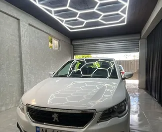 Frontansicht eines Mietwagens Peugeot 301 am Flughafen von Tirana, Albanien ✓ Auto Nr.13643. ✓ Schaltgetriebe TM ✓ 0 Bewertungen.