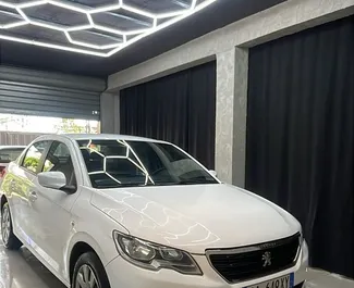 Autovermietung Peugeot 301 Nr.13643 Schaltgetriebe am Flughafen von Tirana, ausgestattet mit einem 1,6L Motor ➤ Von Romeo in Albanien.