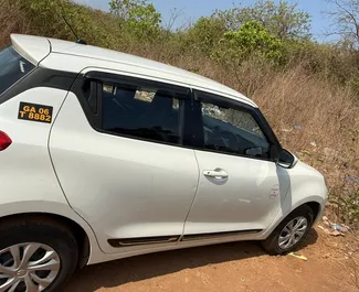 Frontansicht eines Mietwagens Suzuki Swift am Flughafen Goa, Goa ✓ Auto Nr.16194. ✓ Schaltgetriebe TM ✓ 0 Bewertungen.