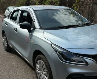 Frontansicht eines Mietwagens Suzuki Baleno am Flughafen Goa, Goa ✓ Auto Nr.16196. ✓ Schaltgetriebe TM ✓ 0 Bewertungen.