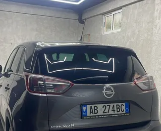 Diesel 1,5L Motor von Opel Crossland 2021 zur Miete am Flughafen von Tirana.