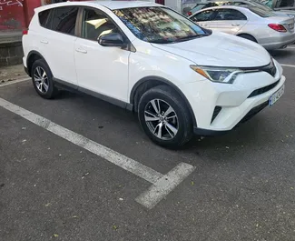 Innenraum von Toyota Rav4 zur Miete in Georgien. Ein großartiges 5-Sitzer Fahrzeug mit Automatisch Getriebe.
