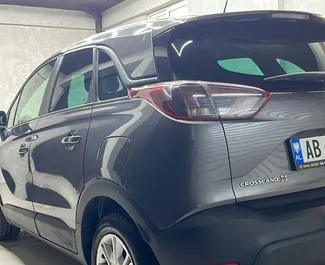 Innenraum von Opel Crossland zur Miete in Albanien. Ein großartiges 5-Sitzer Fahrzeug mit Automatisch Getriebe.