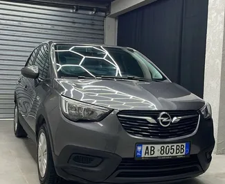 Frontansicht eines Mietwagens Opel Crossland am Flughafen von Tirana, Albanien ✓ Auto Nr.16265. ✓ Automatisch TM ✓ 0 Bewertungen.