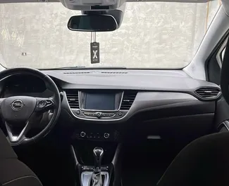 Diesel 1,5L Motor von Opel Crossland 2021 zur Miete am Flughafen von Tirana.