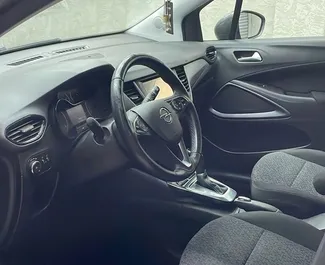 Innenraum von Opel Crossland zur Miete in Albanien. Ein großartiges 5-Sitzer Fahrzeug mit Automatisch Getriebe.