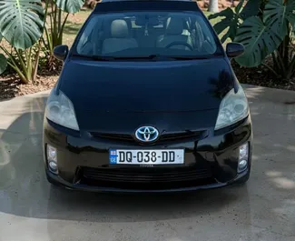 Frontansicht eines Mietwagens Toyota Prius in Batumi, Georgien ✓ Auto Nr.16347. ✓ Automatisch TM ✓ 0 Bewertungen.