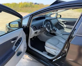 Mietwagen Toyota Prius 2012 in Georgien, mit Hybride-Kraftstoff und 120 PS ➤ Ab 100 GEL pro Tag.