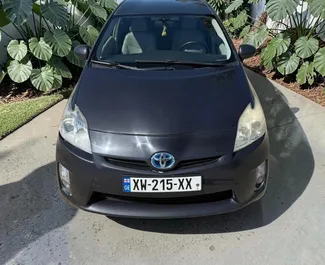 Frontansicht eines Mietwagens Toyota Prius in Batumi, Georgien ✓ Auto Nr.16346. ✓ Automatisch TM ✓ 0 Bewertungen.