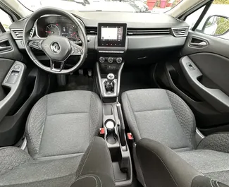 Frontansicht eines Mietwagens Renault Clio 5 in Becici, Montenegro ✓ Auto Nr.16381. ✓ Schaltgetriebe TM ✓ 0 Bewertungen.